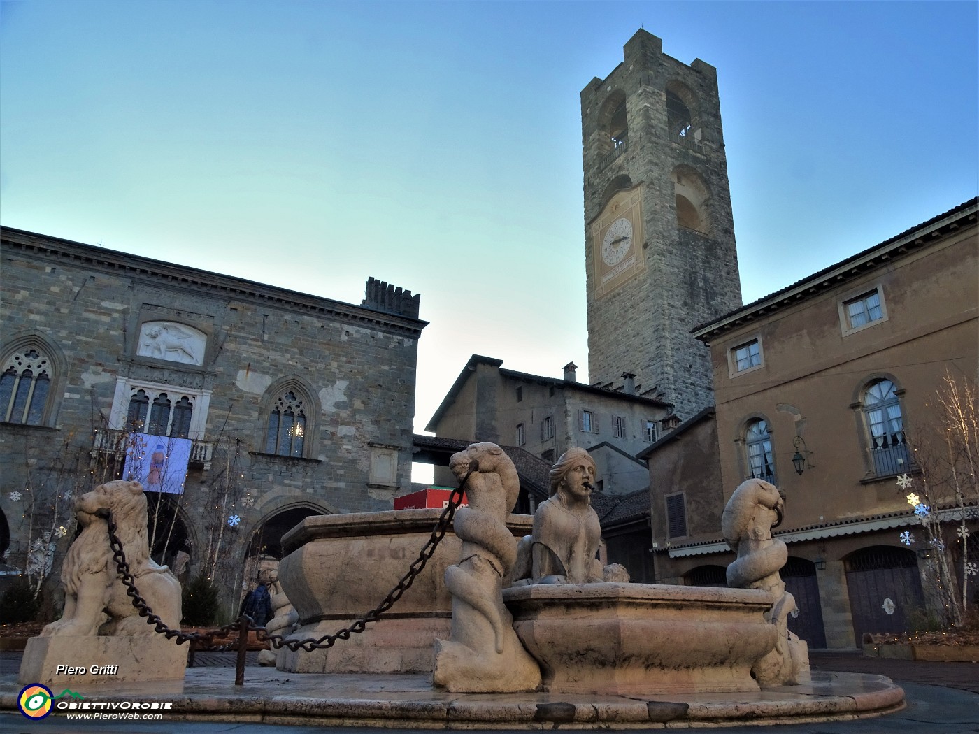 38 In Piazza Vecchia la fontana del Contarini, il Palazzo della Ragione e la Torre Civica in atmosfera natalizia.JPG